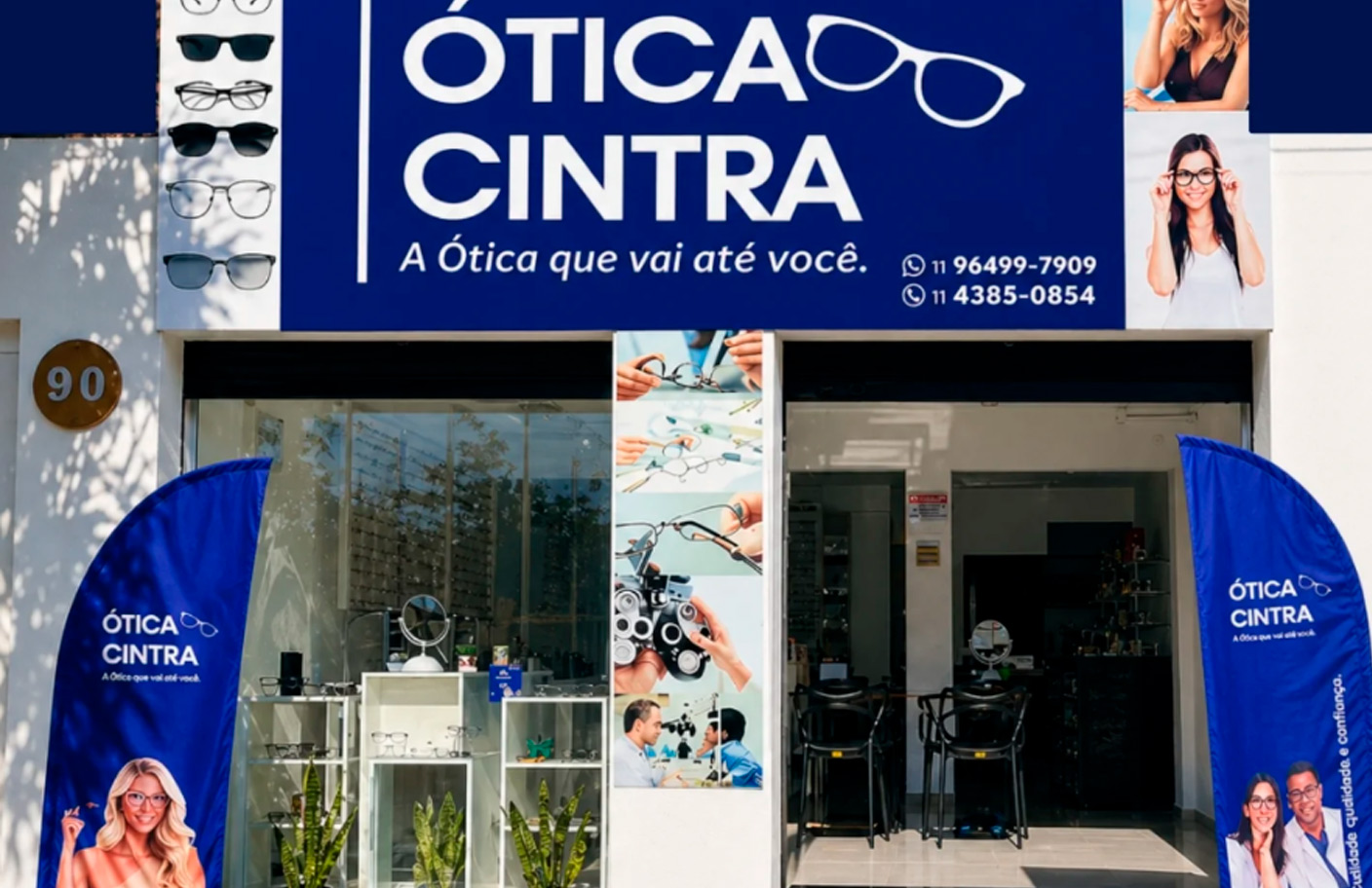 Interior da loja com armações expostas
